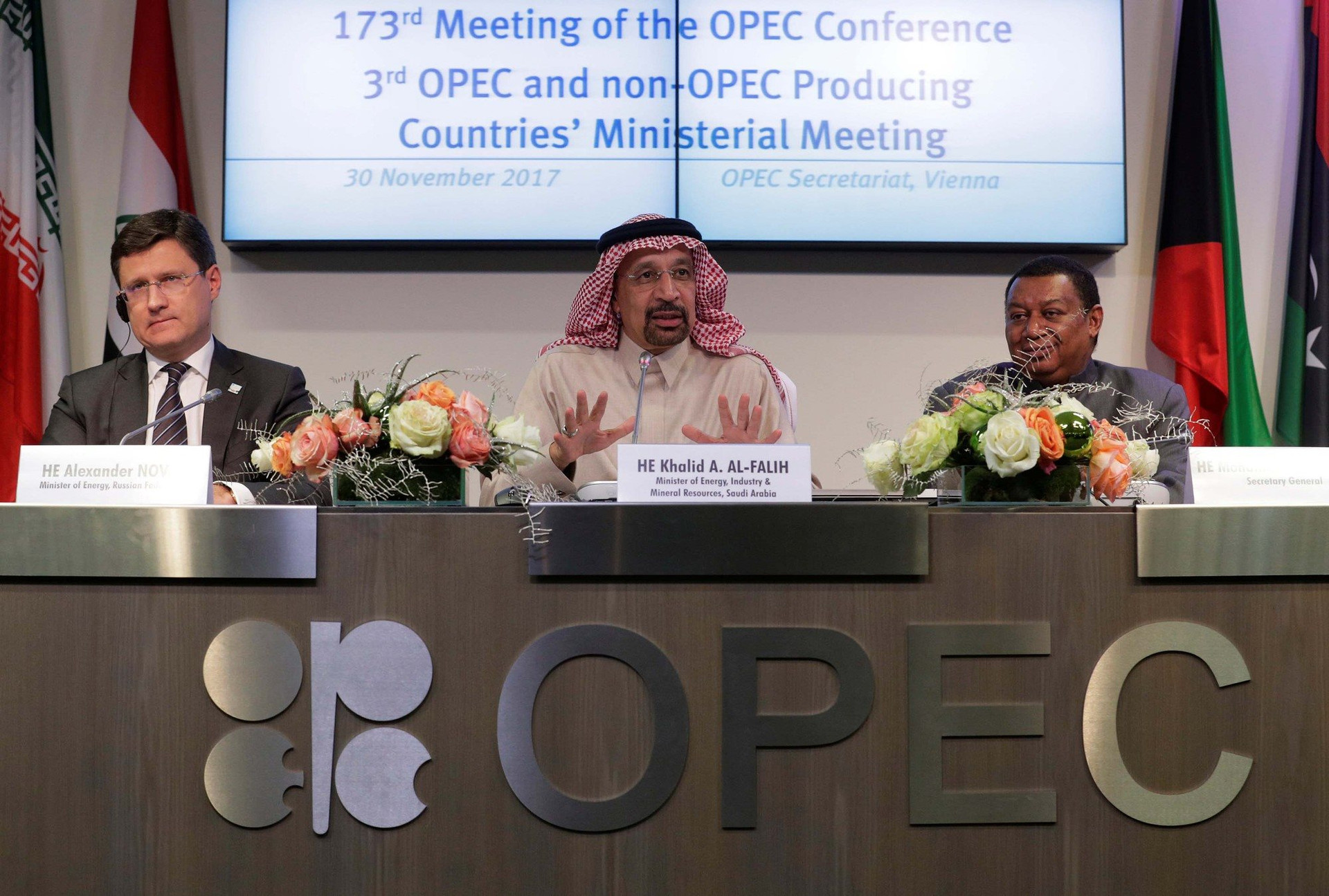 OPEC+ giữ nguyên kế hoạch tăng sản lượng giữa "bão" Omicron