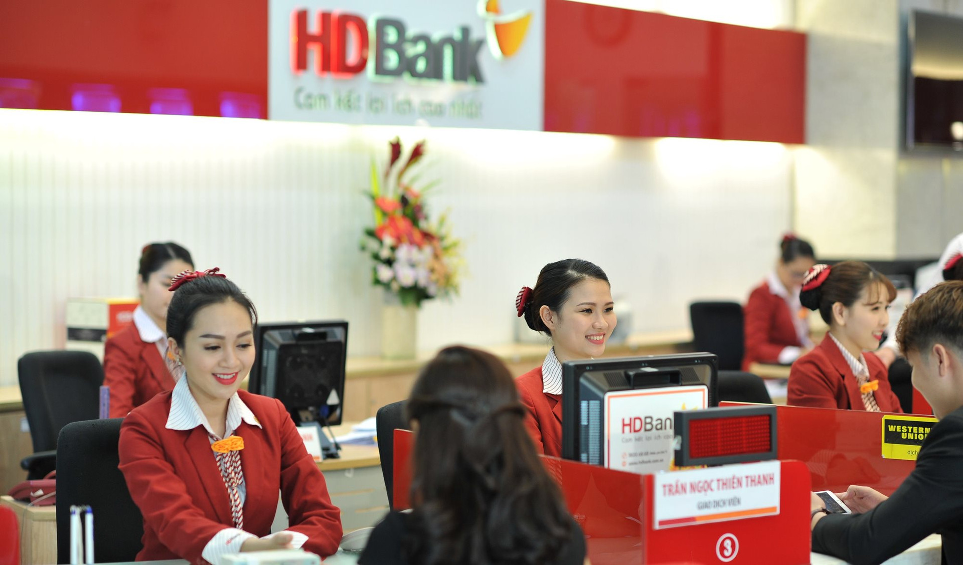 Một "sếp lớn" tại HDBank đăng ký mua vào 1 triệu cổ phiếu HDB