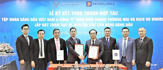 Petrolimex bắt tay Vinfast lắp đặt trạm sạc xe điện tại cửa hàng xăng dầu