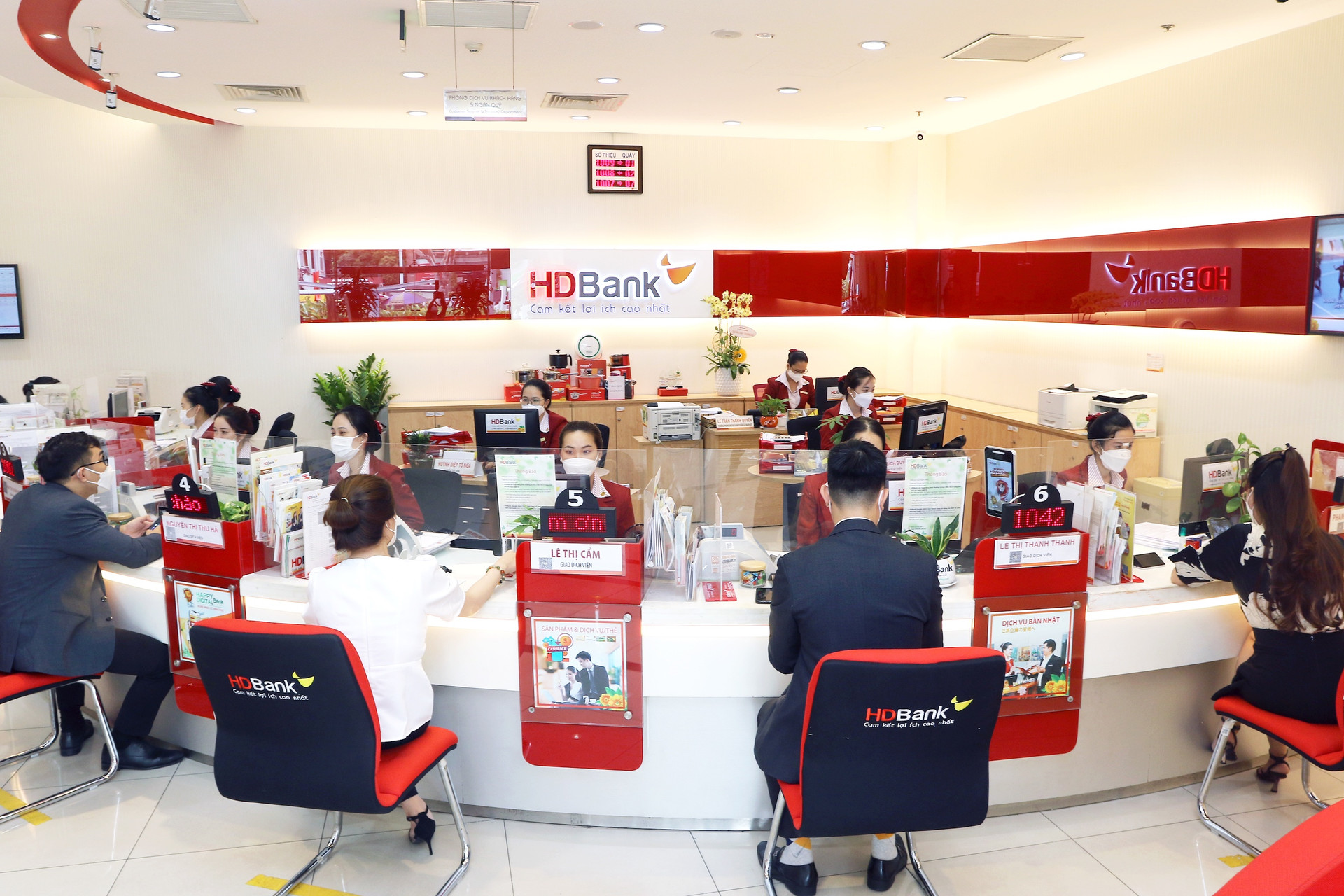 "Sếp" lớn HDBank gom 1 triệu cổ phiếu HDB