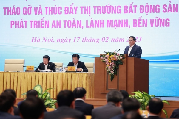 Năm 2022: Doanh nghiệp bất động sản "đói" vì không bán được hàng, siết tín dụng