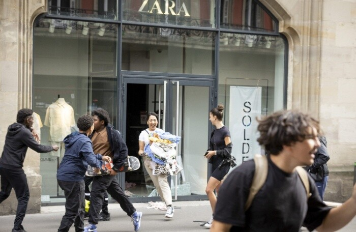 Lợi dụng bạo loạn, người dân Pháp tràn vào Louis Vuitton, Zara, Apple cướp bóc