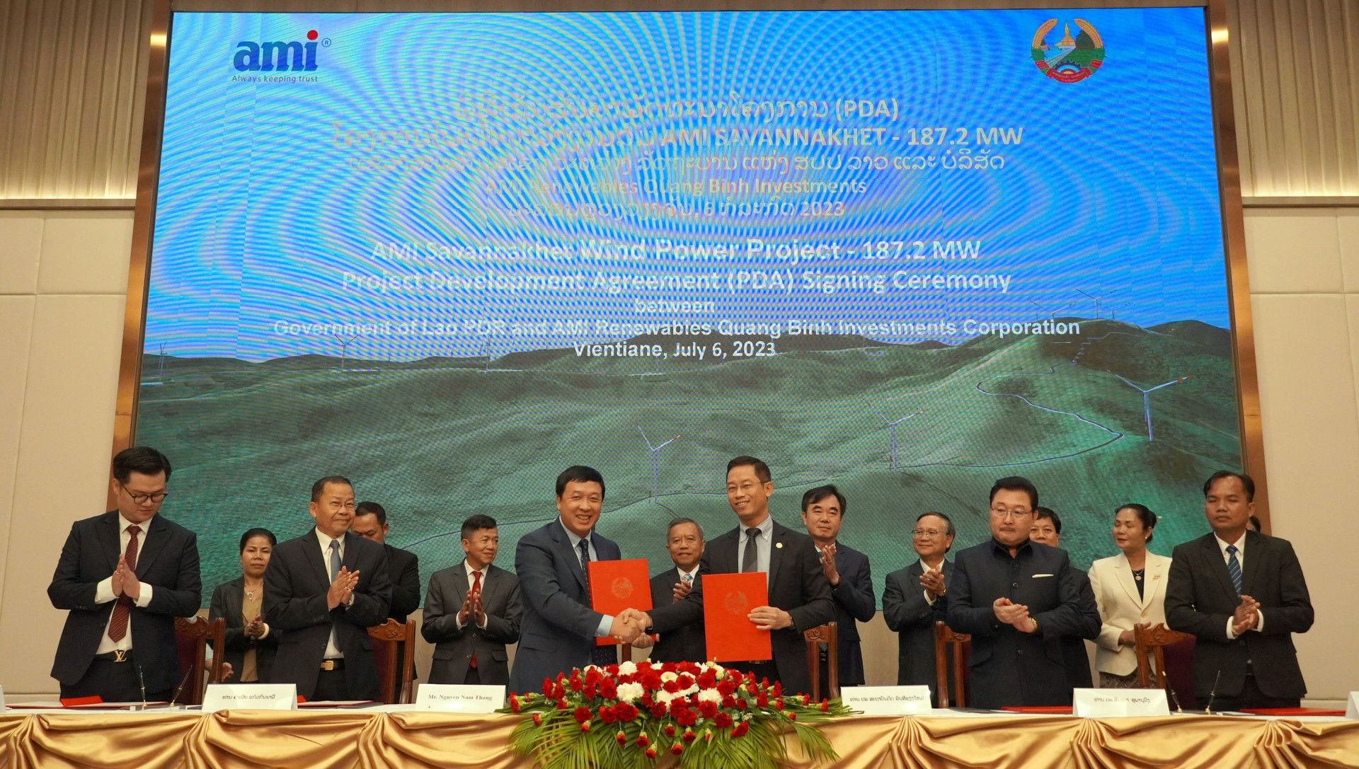 Ông Nguyễn Nam Thắng, Chủ tịch HĐQT công ty AMI Quảng Bình trao đổi biên bản thoả thuận phát triển Dự án với Thứ turowngr Bộ KH&ĐT Lào