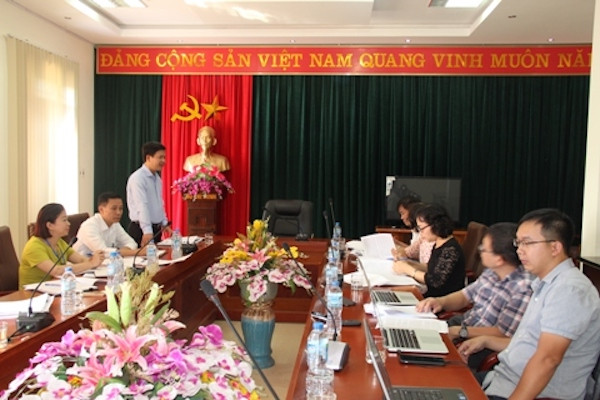Ông Bùi Mạnh Chuyển, Phó cục trưởng Cục Thuế tỉnh Điện Biên (đứng) trao đổi về tình hình thực hiện công tác tuyên truyền, hỗ trợ người nộp thuế của Cục Thuế tỉnh Điện Biên