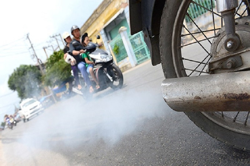 Theo chuyên gia, việc luật hóa kiểm định khí thải đối với xe mô tô, xe gắn máy sẽ giúp giảm các tác động tiêu cực từ phương tiện cũ nát - Ảnh minh họa: ITN