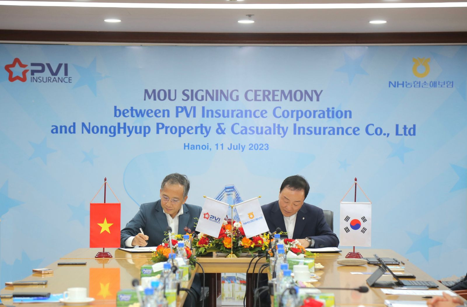 Ông Dương Thanh Francois - Chủ Tịch HĐTV Bảo hiểm PVI và Ông Choi Mun Seob - Tổng Giám đốc Bảo hiểm NH P&C ký kết hợp tác.