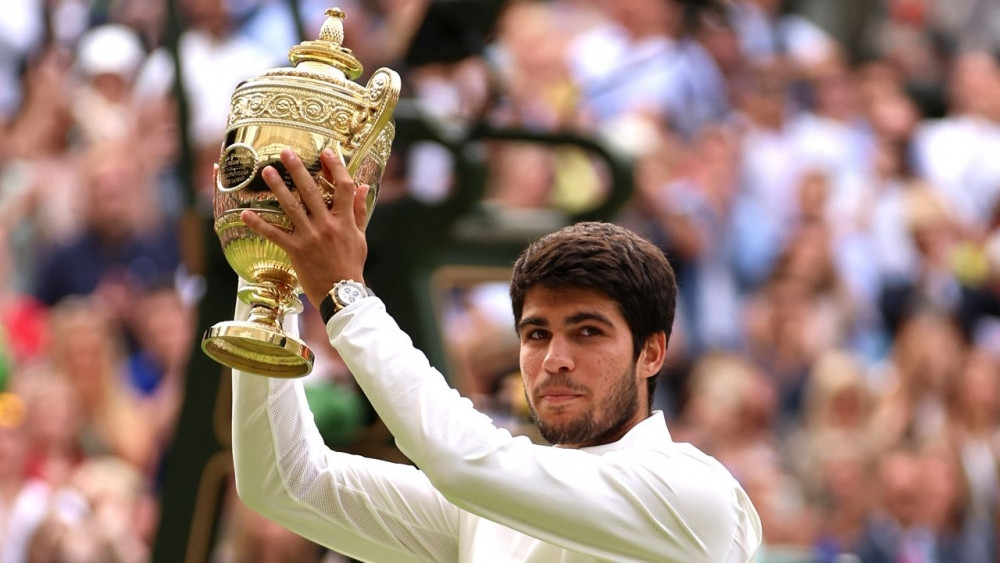 Chưa từng có ở chung kết Wimbledon: Djokovic đập gãy vợt, bật khóc, tay vợt vô địch tuổi 20 nhận tiền thưởng kỷ lục
