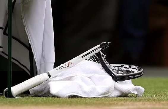 Chưa từng có ở chung kết Wimbledon: Djokovic đập gãy vợt, bật khóc, tay vợt vô địch tuổi 20 nhận tiền thưởng kỷ lục