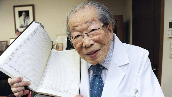 Bác sĩ 106 tuổi chỉ ra bí quyết sống lâu: Không tập thể dục, bữa ăn hàng ngày rất đơn giản, ai cũng làm được
