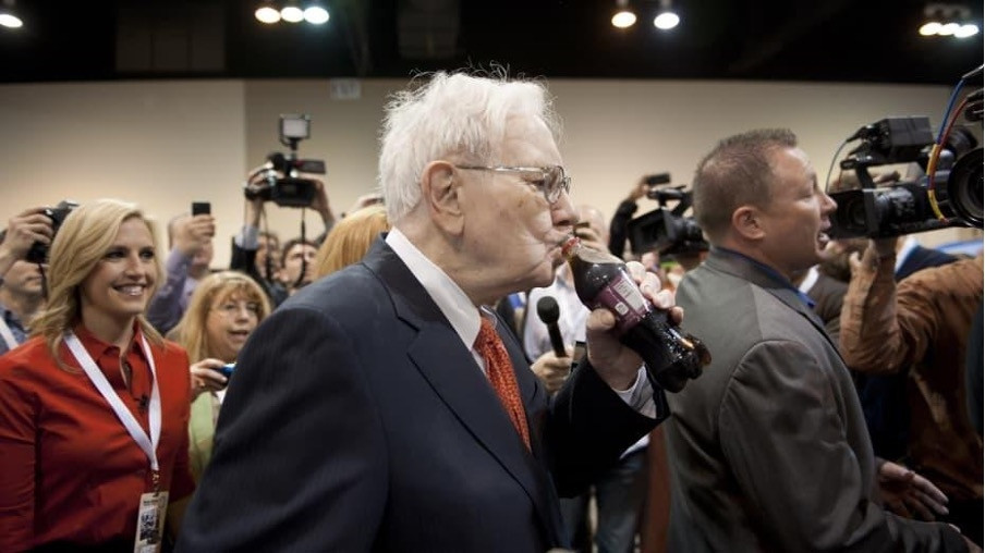 Warren Buffett 92 tuổi vẫn khoẻ mạnh dù uống 5 lon Coca/ngày, nghiện đồ ăn nhanh: Điều gì quyết định tuổi thọ?
