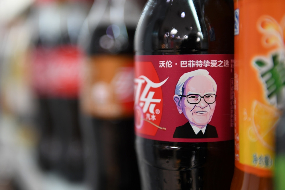 Warren Buffett 92 tuổi vẫn khoẻ mạnh dù uống 5 lon Coca/ngày, nghiện đồ ăn nhanh: Điều gì quyết định tuổi thọ?
