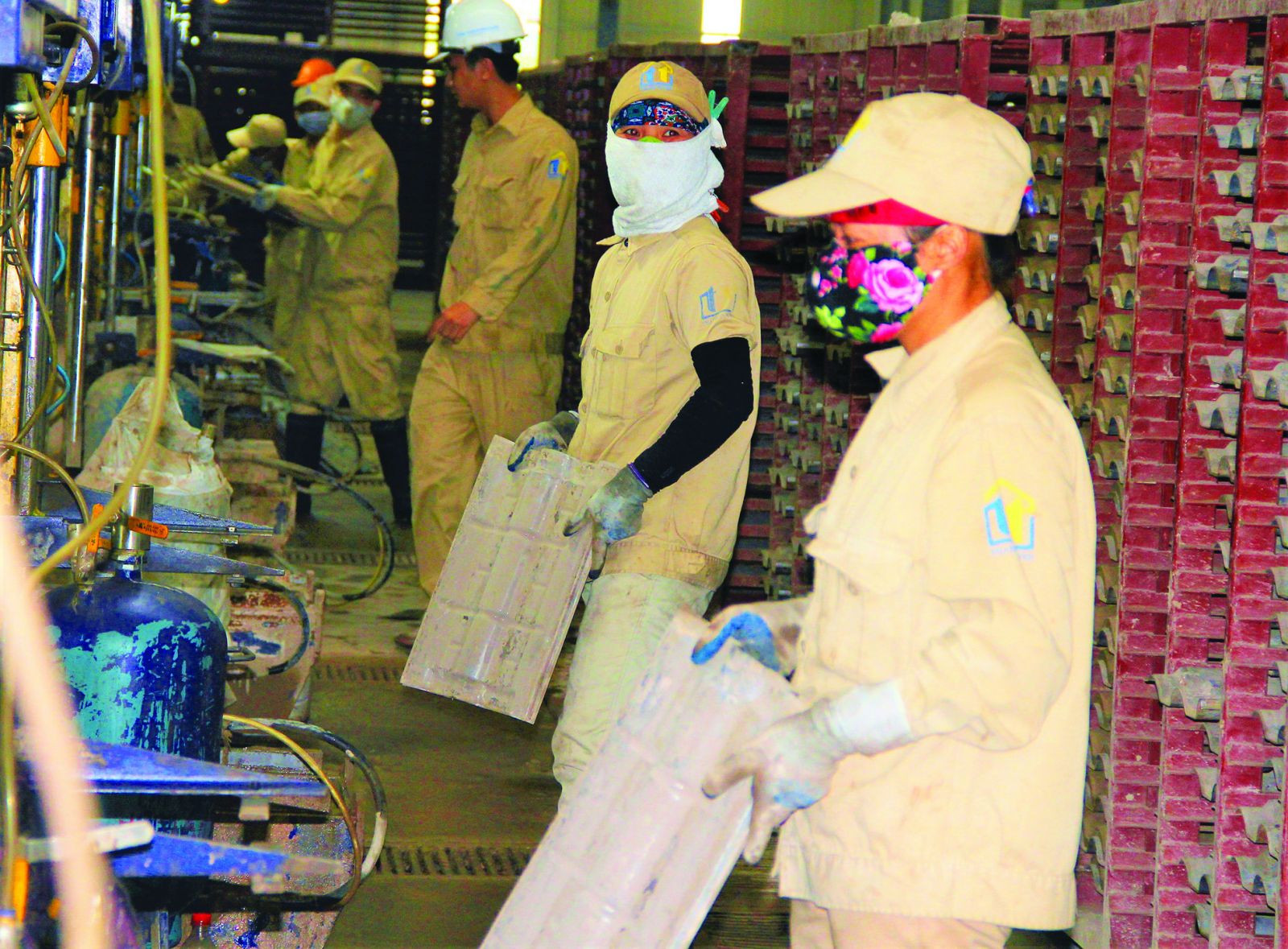 p/Các doanh nghiệp sản xuất gạch ngói tại Quảng Ninh đang gặp khó khăn do thiếu nguyên liệu sản xuất.p/Ảnh: Lê Cường
