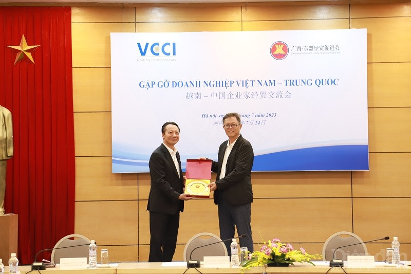 Phó Chủ tịch VCCI Nguyễn Quang Vinh tặng quả lưu niệm cho ông Lưu Quân