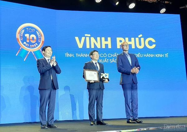 Chủ tịch UBND tỉnh Vĩnh Phúc, Lê Duy Thành nhận kỷ niệm chương vị trí thứ 5 toàn quốc tại Lễ công bố PCI năm 2021.