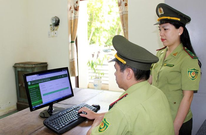  Cán bộ Kiểm lâm Bắc Giang sử dụng phần mềm quản lý cơ sở nuôi động vật hoang dã.