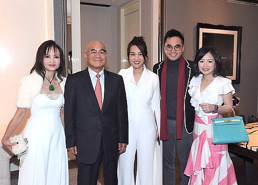 Henry Cheng (thứ 2 từ bên trái), Adrian Cheng (thứ 2 từ bên phải) và Sonia Cheng (ở giữa) (Ảnh: Tatler Asia).