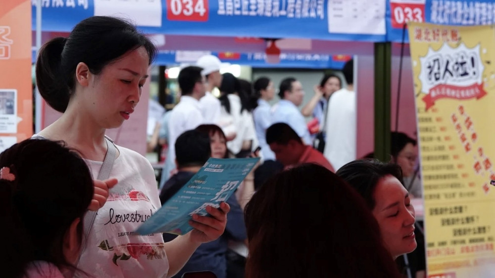 Sinh viên tốt nghiệp đại học tìm việc tại một hội chợ ở tỉnh Hồ Bắc, miền trung Trung Quốc vào ngày 20/7.
