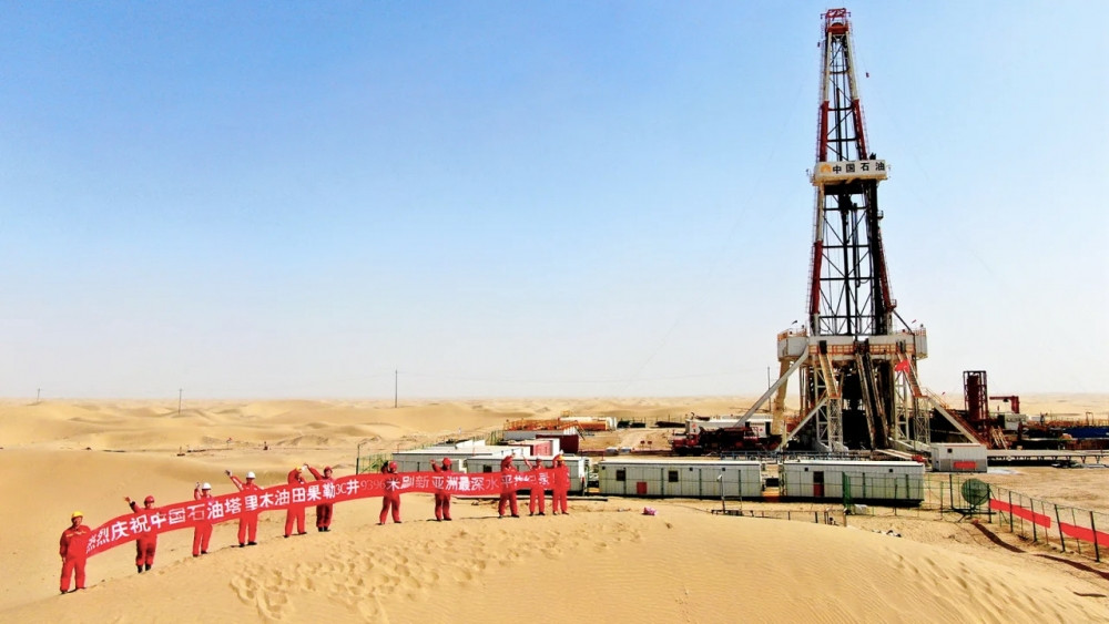 Công nhân dầu mỏ giương cao biểu ngữ tại Mỏ dầu Tarim (Sa mạc Taklimakan, Khu tự trị Tân Cương của Trung Quốc). 