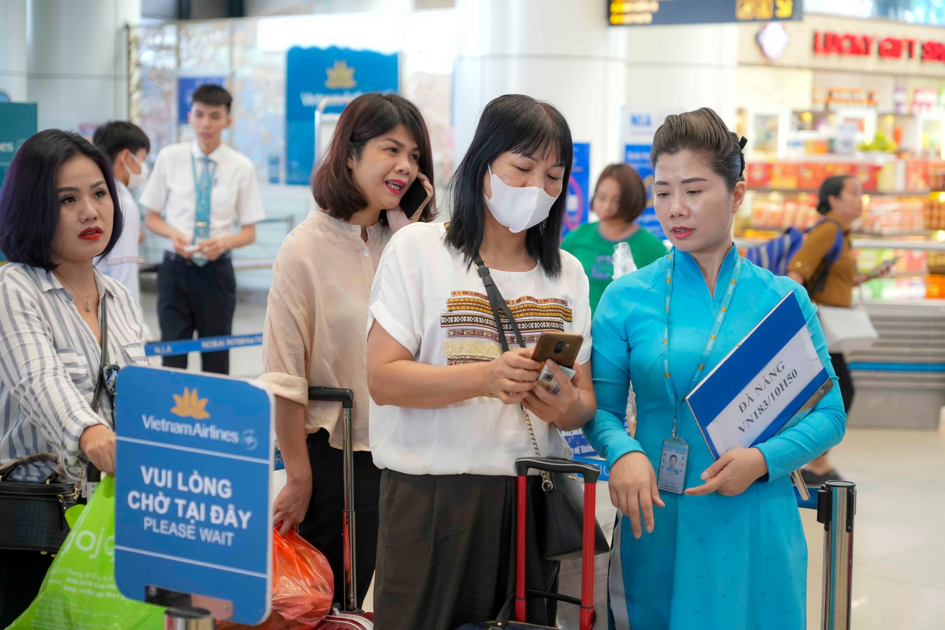 Hành khách hào hứng sử dụng VNeID 'check-in' sân bay thay giấy tờ tùy thân - Ảnh 1.