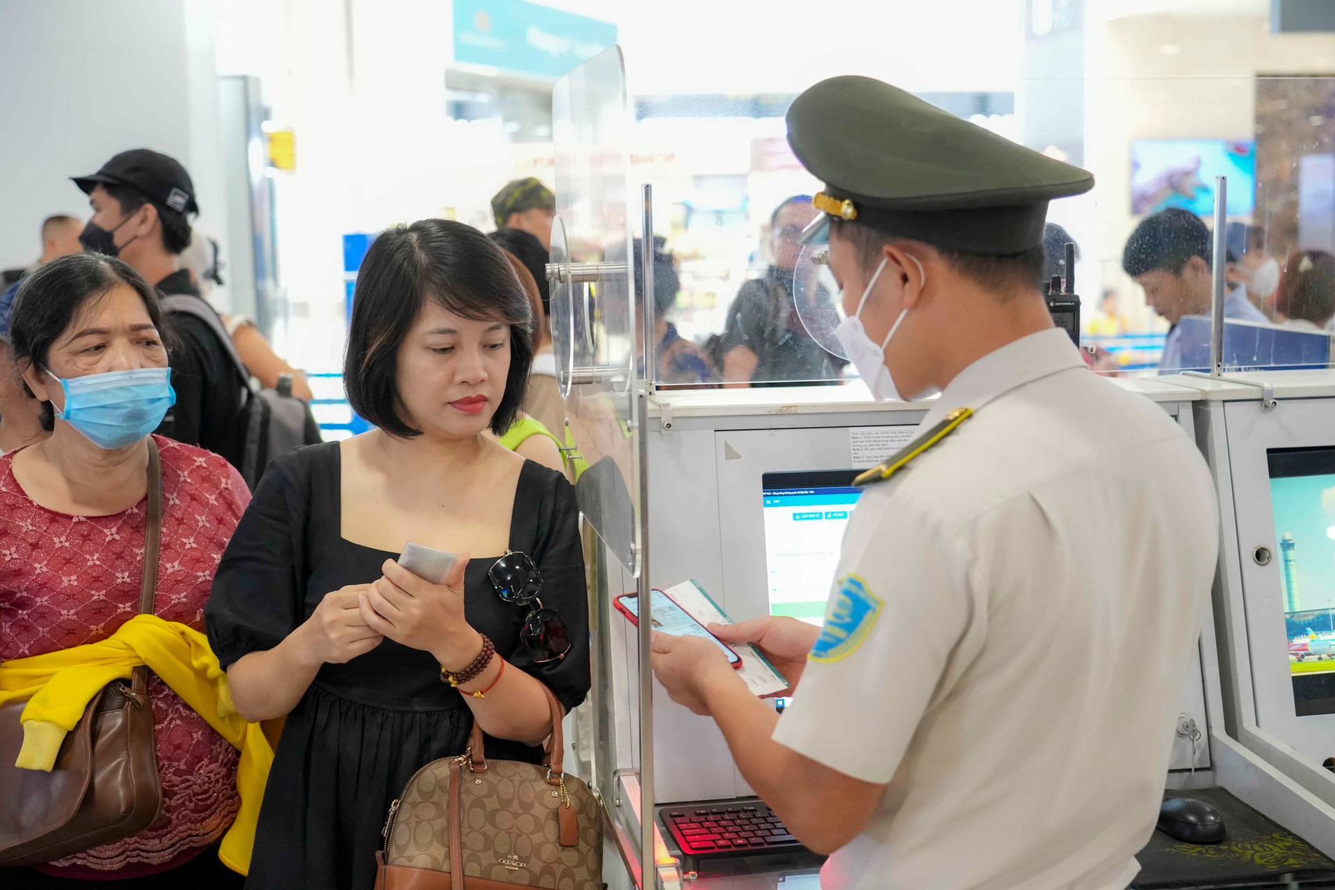 Hành khách hào hứng sử dụng VNeID 'check-in' sân bay thay giấy tờ tùy thân - Ảnh 3.