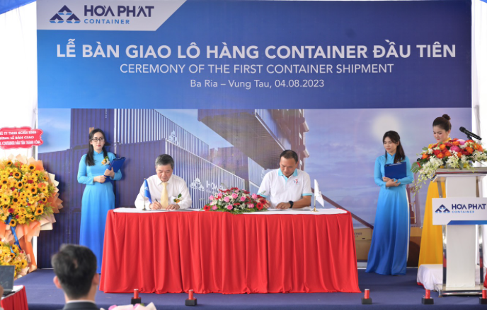 Hòa Phát (HPG) đã xuất kho 100 chiếc vỏ container đầu tiên sau hơn 2 năm chờ đợi