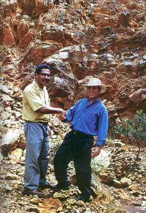 Ông André Đặng (bên phải) trong ngày bàn giao Koniambo cho SMSP năm 1998