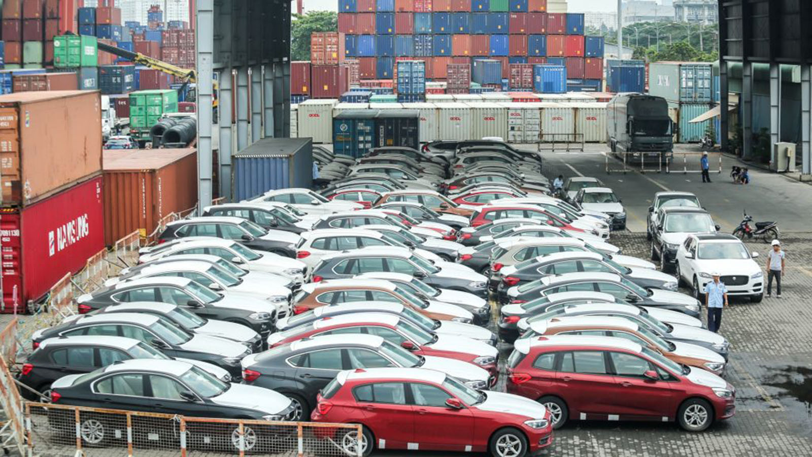 Nửa đầu tháng 8, xe ô tô nguyên chiếc nhập khẩu về Việt Nam tăng vọt