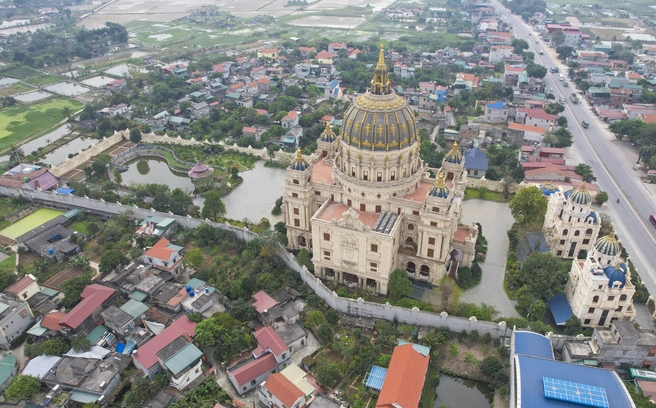 Cận cảnh từng ngóc ngách lâu đài nghìn tỷ cao nhất Đông Nam Á của đại gia Đỗ Văn Tiến: Rộng 10.000m2, dát vàng cả hầm gửi xe