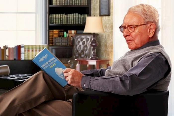 Nhà đầu tư huyền thoại Warren Buffett và thói quen đọc sách để tạo nên thành công đáng ngưỡng mộ. - Happy Live