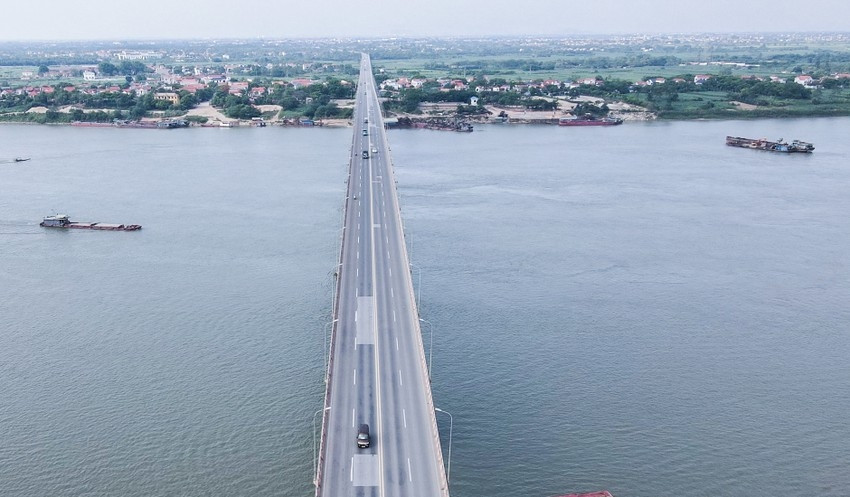 Cận cảnh cầu vượt sông dài nhất Việt Nam tổng vốn 137 triệu USD, là cầu bê tông cốt thép vĩnh cửu