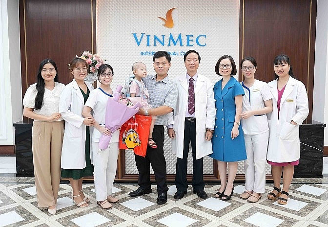 Bệnh viện tư nhân của ông Phạm Nhật Vượng vừa tạo bước tiến cho ngành Y: Lần đầu Việt Nam điều trị ung thư thành công cho bé gái 4 tuổi nhờ một công n
