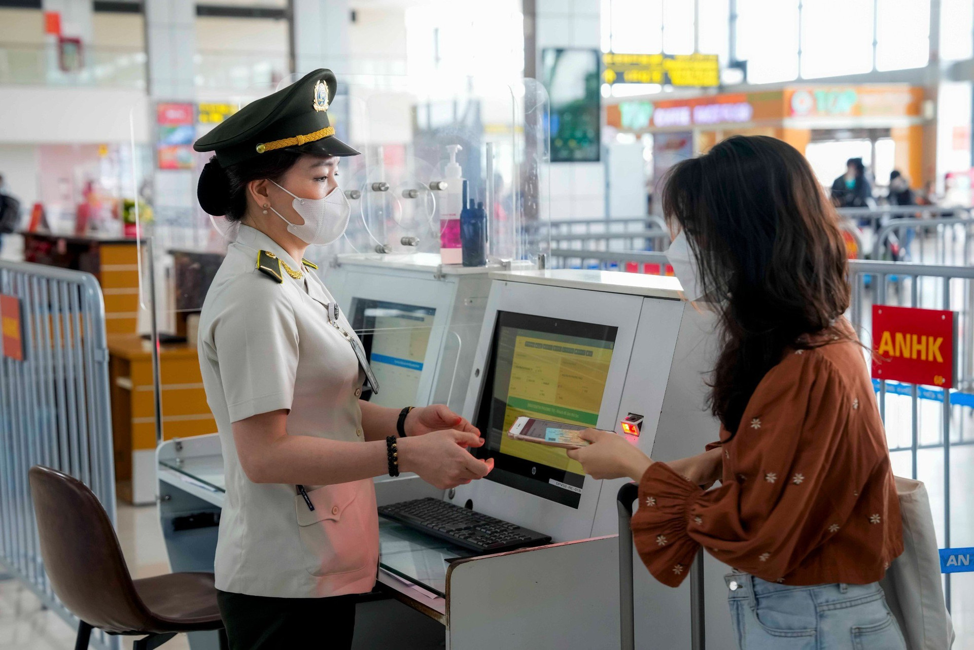 Sân bay Nội Bài mở tối đa máy soi chiếu an ninh dịp cao điểm Quốc khánh - Ảnh 4.