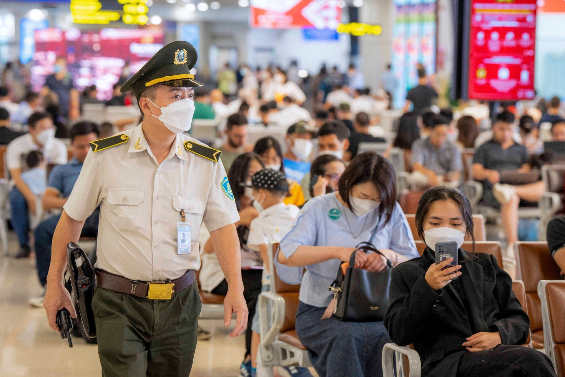 Sân bay Nội Bài mở tối đa máy soi chiếu an ninh dịp cao điểm Quốc khánh - Ảnh 3.