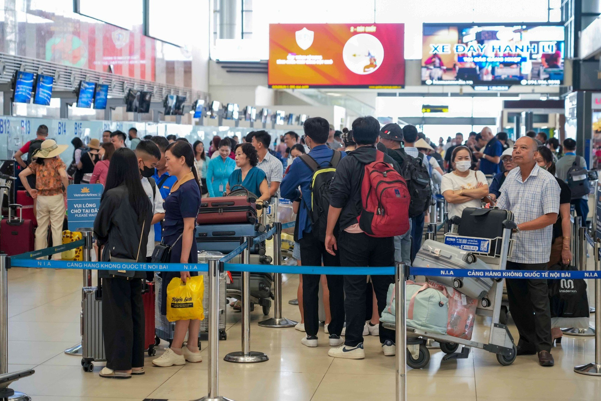 Sân bay Nội Bài mở tối đa máy soi chiếu an ninh dịp cao điểm Quốc khánh - Ảnh 1.