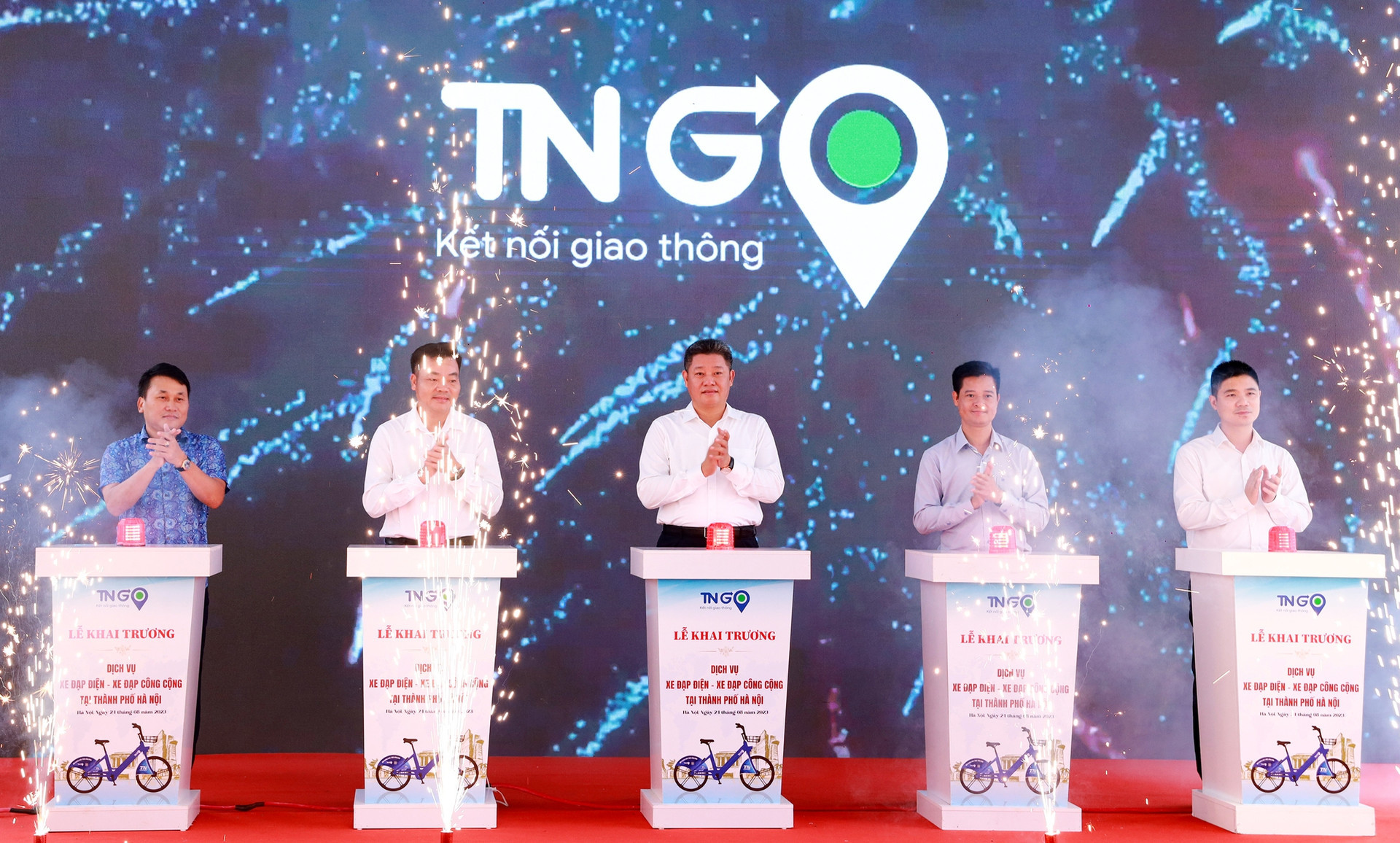 Phó chủ tịch Hà Nội mướt mồ hôi trải nghiệm dịch vụ xe đạp công cộng - Ảnh 4.