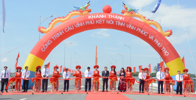 Các đại biểu thực hiện nghi lễ khánh thành công trình cầu Vĩnh Phú. (ảnh Khánh Trang - Dân trí)