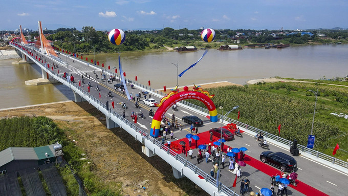 Cầu Vĩnh Phú kết nối hai tỉnh Vĩnh Phúc và Phú Thọ (Ảnh Khánh Linh - Dân Trí)