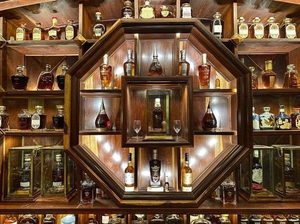 Danh tính đại gia Việt bạo chi gần 6.000 tỷ sưu tầm rượu quý, có cả chai Whisky lớn nhất thế giới, lập kỷ lục Guinness