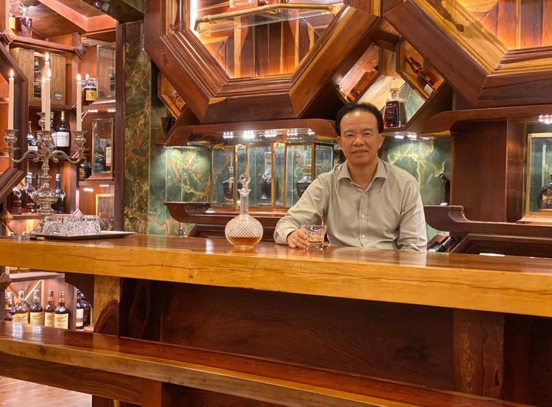 Danh tính đại gia Việt bạo chi gần 6.000 tỷ sưu tầm rượu quý, có cả chai Whisky lớn nhất thế giới, lập kỷ lục Guinness