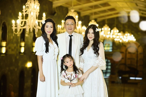 Trịnh Kim Chi lộng lẫy bên chồng và 2 con gái trong ảnh cưới kỷ niệm 20 năm