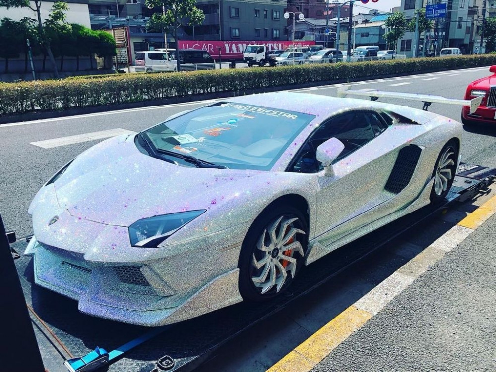 Đại gia dát pha lê, kim cương phủ kín dàn siêu xe, được mệnh danh tay chơi Lamborghini “dị” nhất thế giới