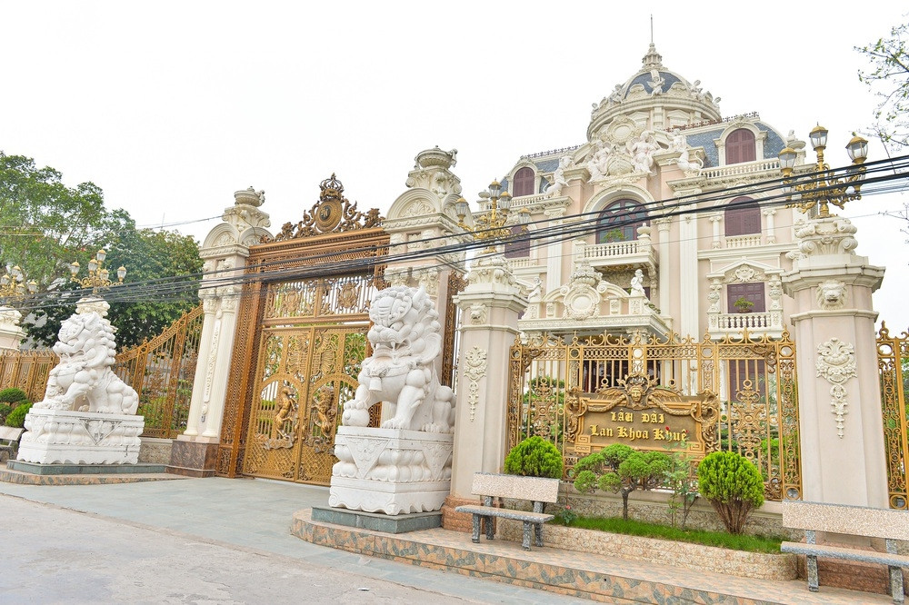 Toà lâu đài gần 50 tỷ của đại gia Nam Định mất hơn 9 năm để xây dựng trên mảnh đất 3.000m2, nội thất toàn gỗ quý cẩm lai, gỗ đỏ