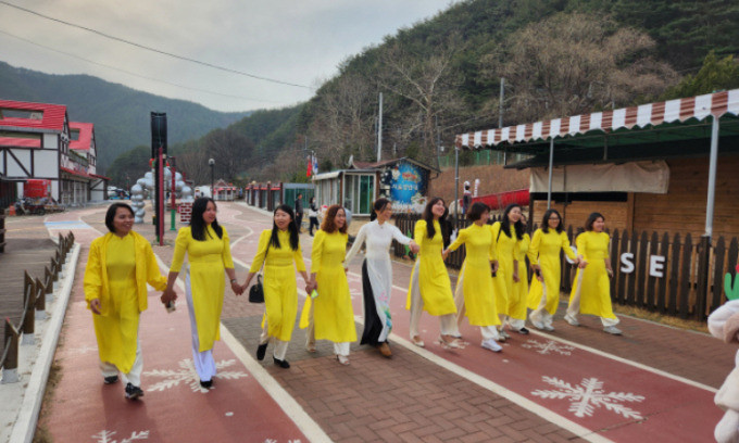 Người Việt mặc áo dài trong sự kiện văn hóa ở Bonghwa, tỉnh Bắc Kyungsang, Hàn Quốc hồi tháng 3