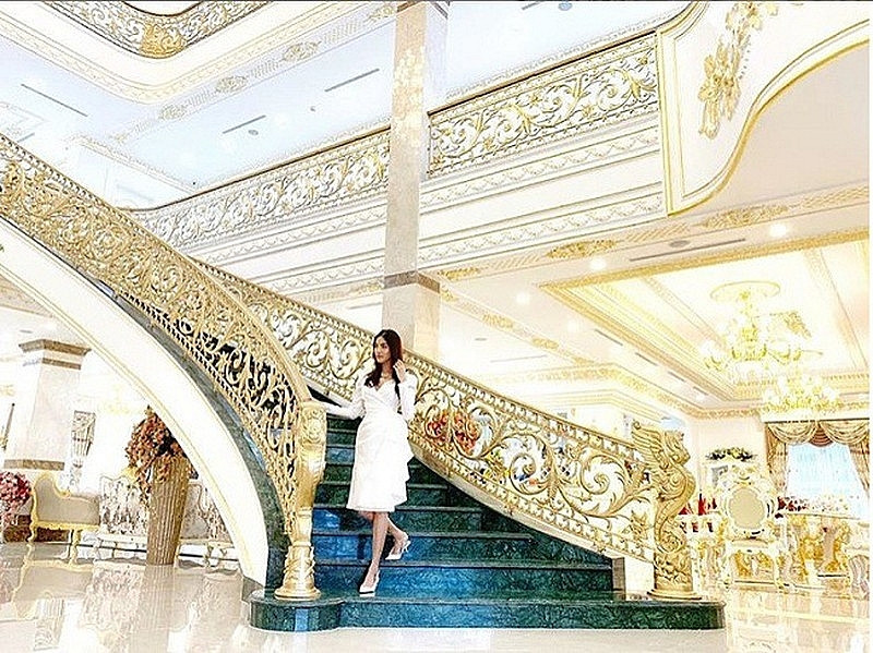 Thiếu gia Việt sinh ra trong gia tộc giàu có đình đám, tặng nhẫn 1,2 tỷ cầu hôn vợ siêu mẫu, sống trong dinh thự view bạc tỷ