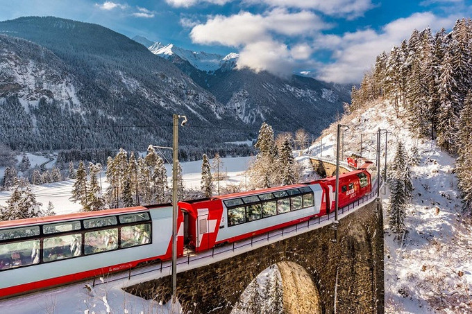 Tàu Glacier Express ở Zermatt, Thụy Sĩ.