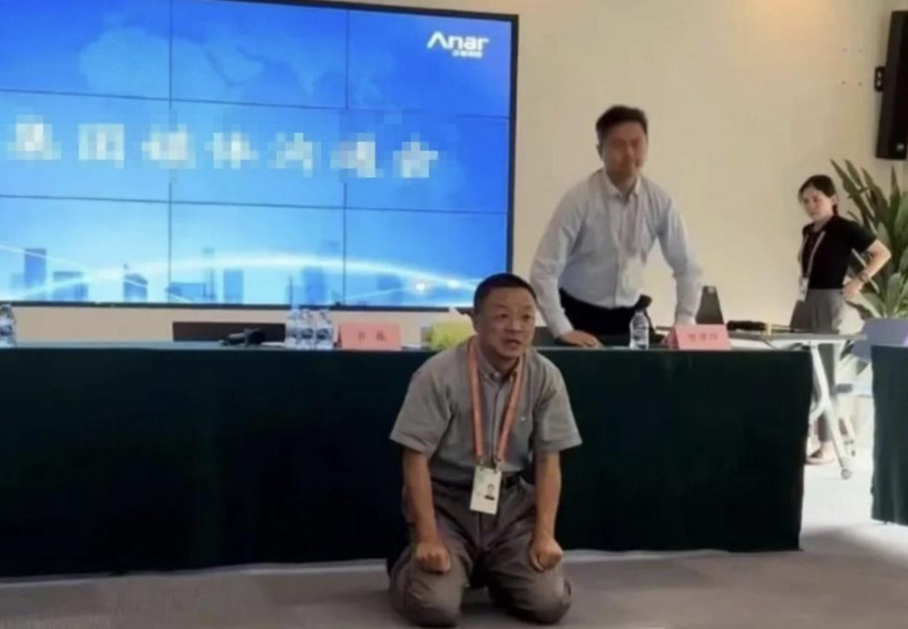 Bất ngờ: Chủ tịch Tập đoàn bất động sản Trung Quốc bật khóc, quỳ gối đảm bảo không vỡ nợ