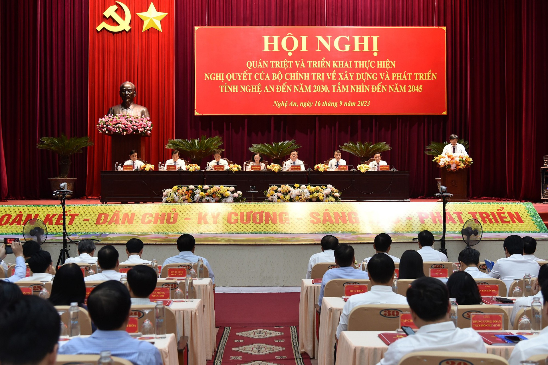 Quán triệt, triển khai thực hiện Nghị quyết của Bộ Chính trị về phát triển tỉnh Nghệ An - Ảnh 2.