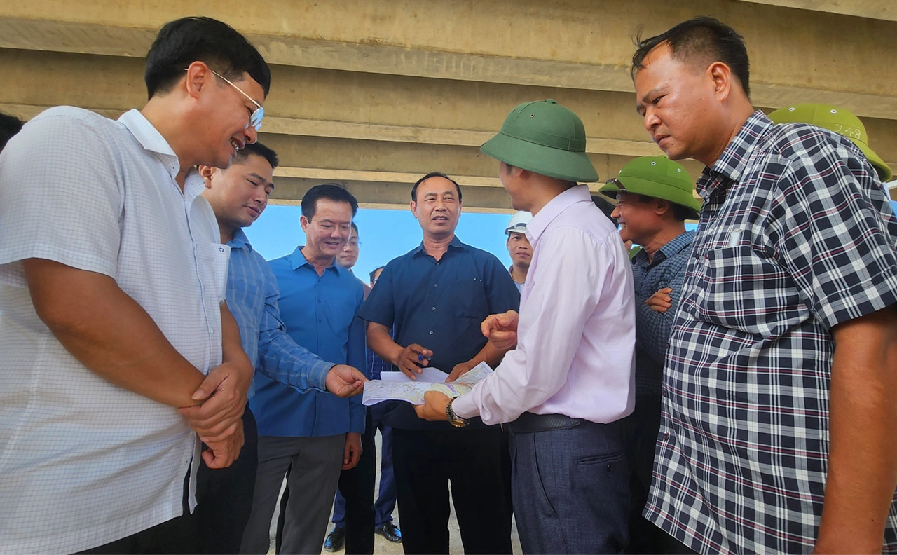 Khơi thông mỏ vật liệu tại Hà Tĩnh, cao tốc Bắc-Nam tăng tốc thi công bù tiến độ - Ảnh 3.