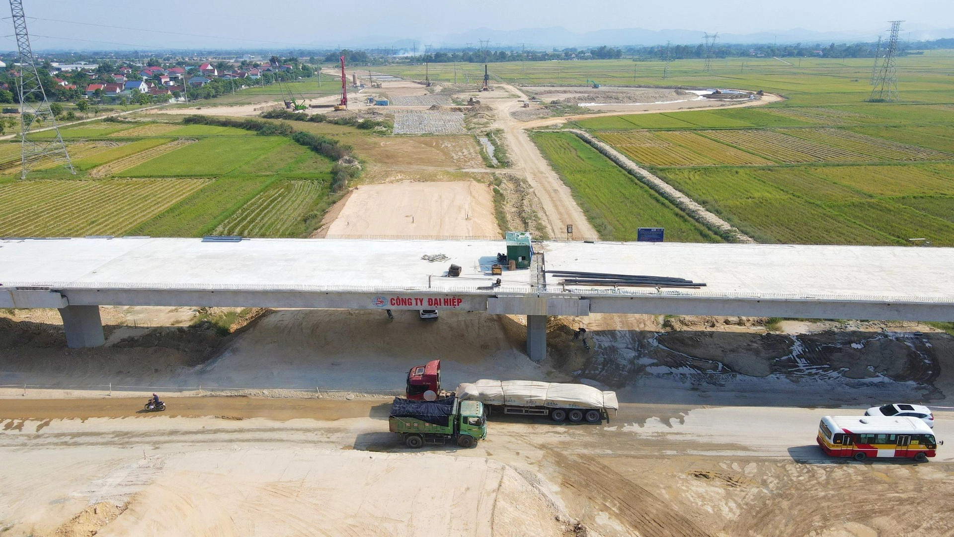 Khơi thông mỏ vật liệu tại Hà Tĩnh, cao tốc Bắc-Nam tăng tốc thi công bù tiến độ - Ảnh 1.