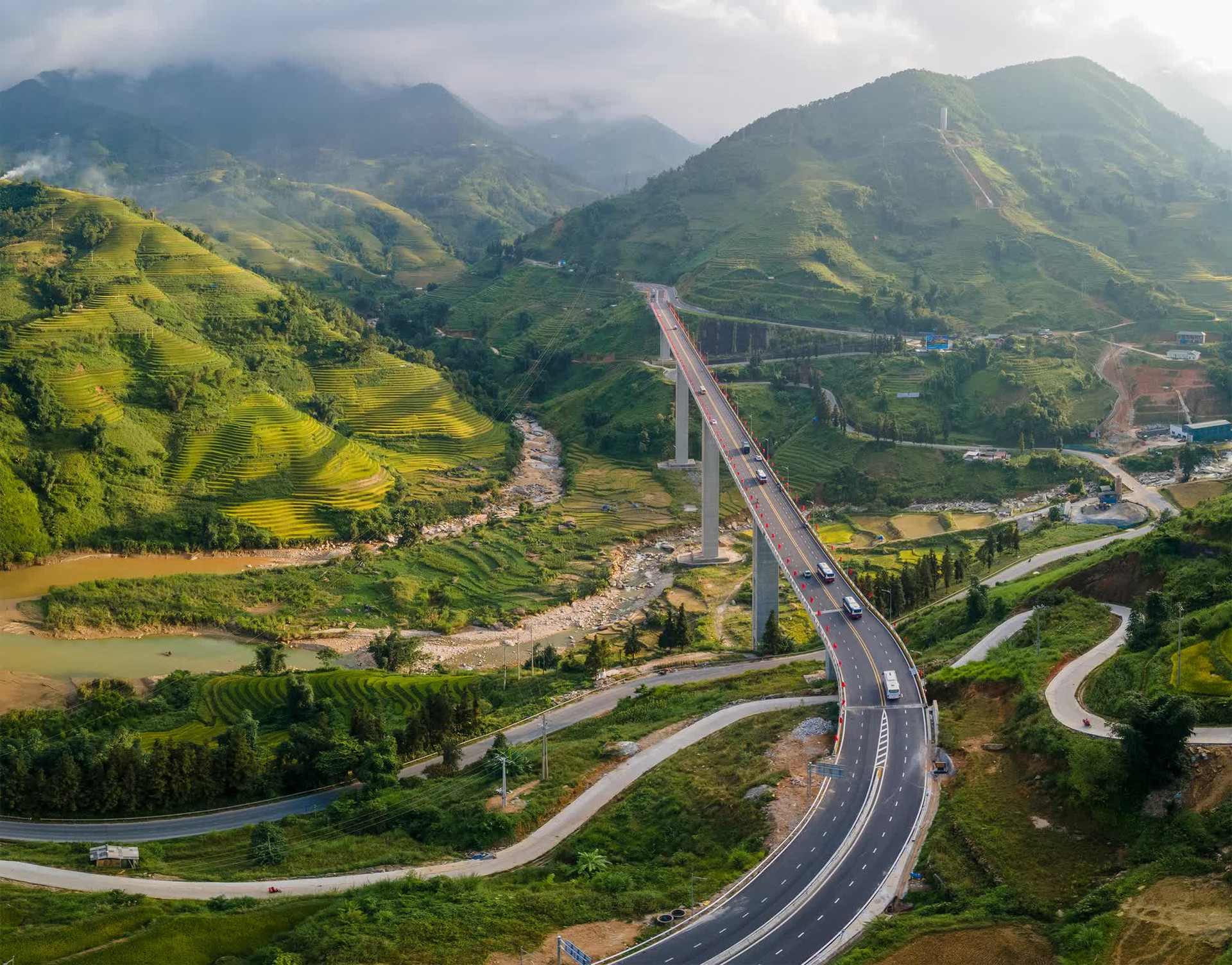 Thông xe toàn tuyến đường nối và cầu cạn cao nhất Việt Nam đi Sa Pa - Ảnh 1.